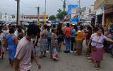 Mujeres dedicadas a la venta de enchiladas de canasta en Huejutla cerraron los baños del UCLA | Rubén Juárez / El Sol de Hidalgo