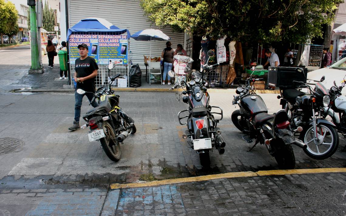 They obstruct the pedestrian crossing with a motorcycle – El Sol de Hidalgo