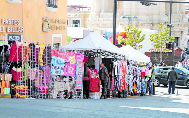 Adultos mayores que venden ropa usada piden techumbre - El Sol de Hidalgo