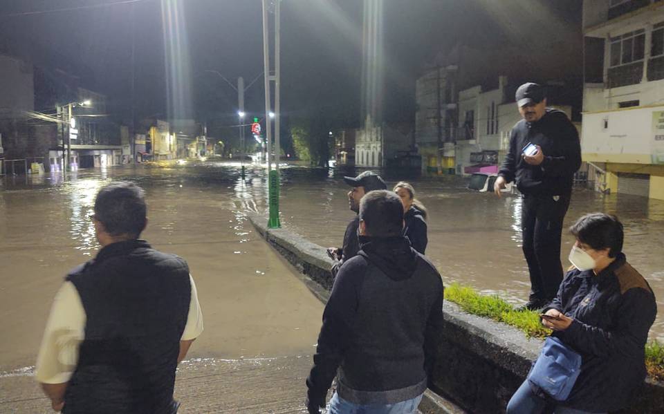 En riesgo habitantes del Centro por un poste a punto de colapsar - El Sol  de Mazatlán