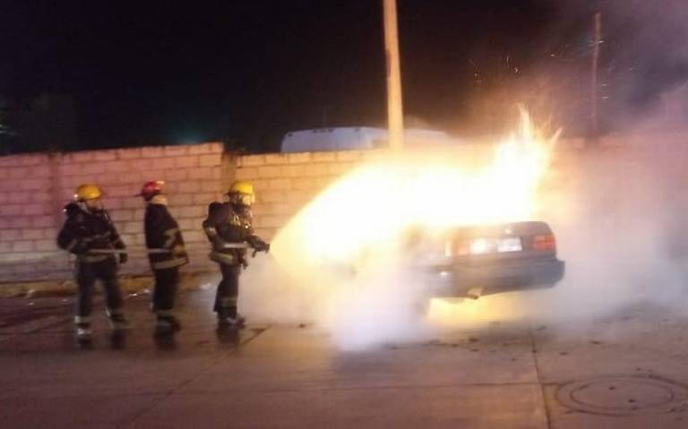 Auto choca y se incendia en la colonia Las Águilas - El Sol de Hidalgo |  Noticias Locales, Policiacas, sobre México, Hidalgo y el Mundo